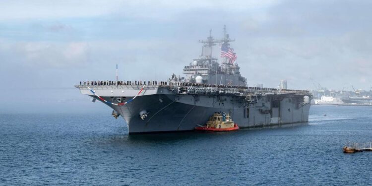 Miles de marines de San Diego parten hacia Medio Oriente en USS Boxer.