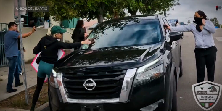 Residentes de Grant Hill bloquean operativo de ICE frente a preparatoria