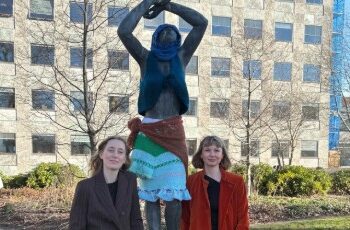 Tejedoras visten estatuas desnudas en Dinamarca para exigir más monumentos a mujeres