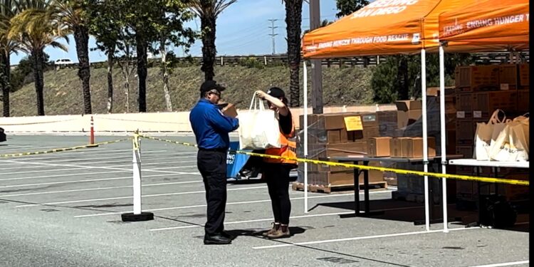 Entregan despensas gratuitas a trabajadores TSA sin pago por cierre parcial del gobierno