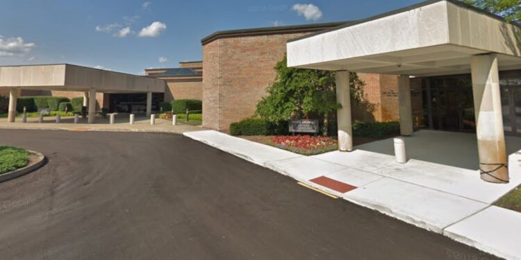 Reportan ataque y tiroteo en sinagoga de Michigan tras choque de vehículo contra el edificio