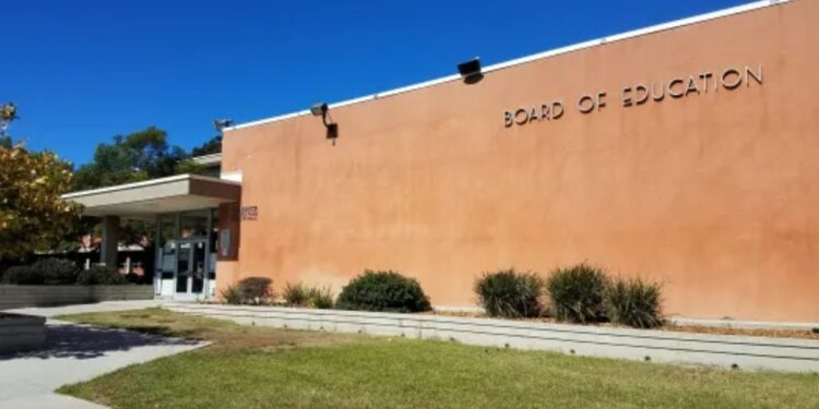 Distrito escolar de San Diego anuncia despidos por déficit presupuestario