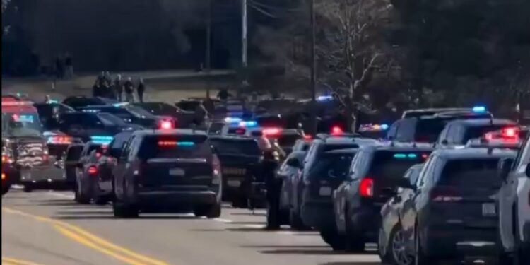 Ataque en sinagoga de Michigan deja al agresor muerto y activa alerta por explosivos