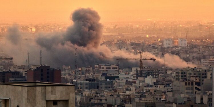 Israel sube bombardeos en Teherán; Irán amplía respuesta regional