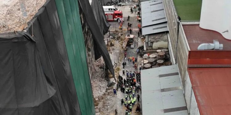 Colapsa estructura de edificio cerca del Metro San Antonio Abad; hay trabajadores atrapados