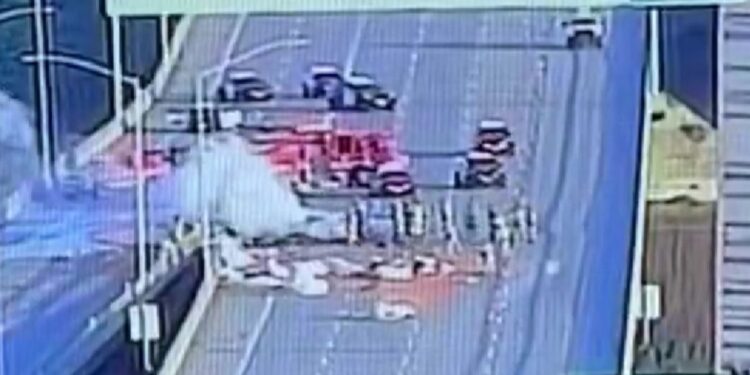 Camión tipo tráiler se incendia y cierra la I-805 por varias horas en San Diego