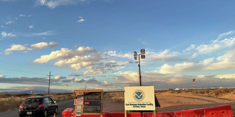 Más de 100 llamadas al 911 revelan crisis dentro del mayor centro de detención migratoria de EE.UU.