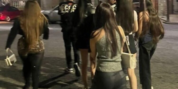 Autoridades suspenden fiesta clandestina en Tijuana y desalojan a decenas de personas
