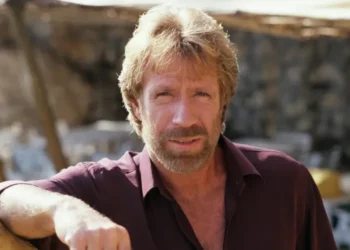 Chuck Norris fallece a los 86 años, ícono de acción deja legado imborrable.