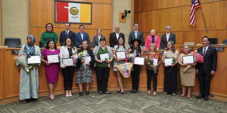 Ceremonia de reconocimiento a mujeres locales como “mujeres distinguidas”