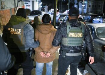 Gobierno Trump admite error en memorando usado para justificar arrestos en tribunales migratorios