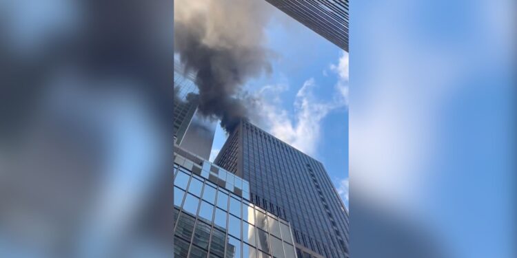Incendio en azotea empaña desfile del Día de San Patricio en Manhattan.