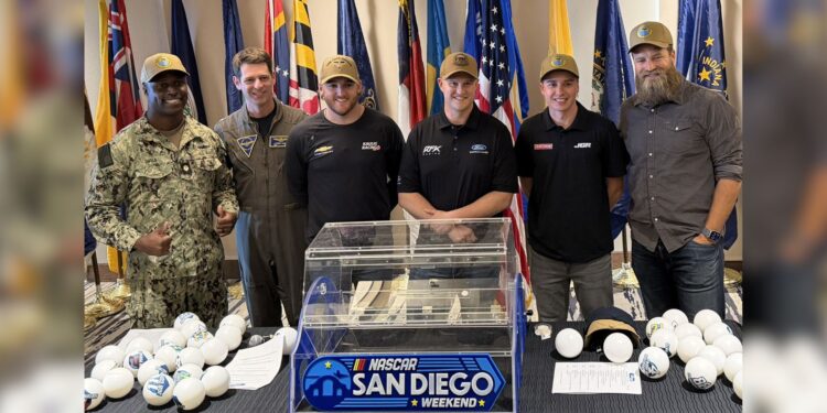 NASCAR y la Marina refuerzan alianza en Coronado: 38 pilotos de Cup fueron asignados a mandos navales y portarán sus insignias