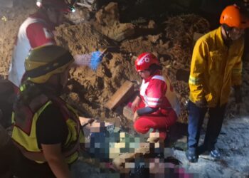 Rescatan a mujer que cayó de terraza en Playas de Tijuana