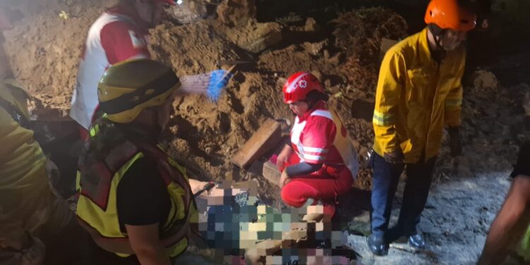 Rescatan a mujer que cayó de terraza en Playas de Tijuana