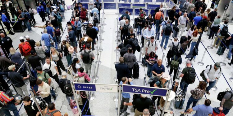 La investigación del choque en LaGuardia se retrasa por las largas filas de la TSA