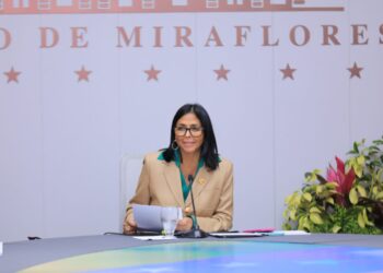 Delcy Rodríguez promueve apertura petrolera ante inversionistas en cumbre de Miami