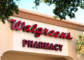 Walgreens resuelve alegaciones de cobros en exceso y venta de medicamentos vencidos pagando 6 millones de dólares