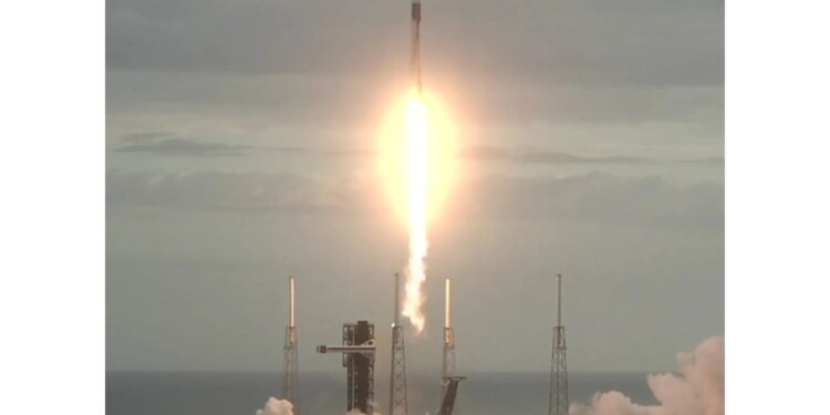 SpaceX lanza exitosamente Falcon 9 con 25 satélites Starlink desde la costa central de California