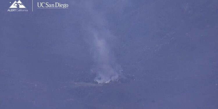 Incendio Crosley estalla cerca de la línea San Diego-Riverside en ola de calor