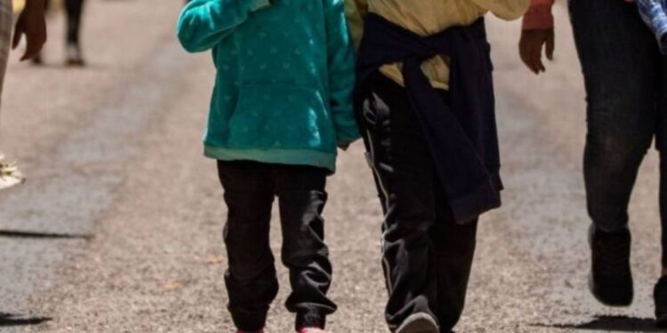 Niños migrantes no acompañados continúan llegando a la frontera, según muestran los datos