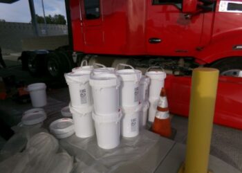 CBP incauta 900 libras de metanfetamina líquida en tanque de combustible de tractocamión