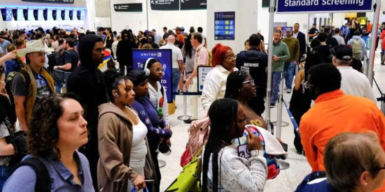 Aeropuertos de EE.UU. registran esperas récord en el día 40 del cierre parcial