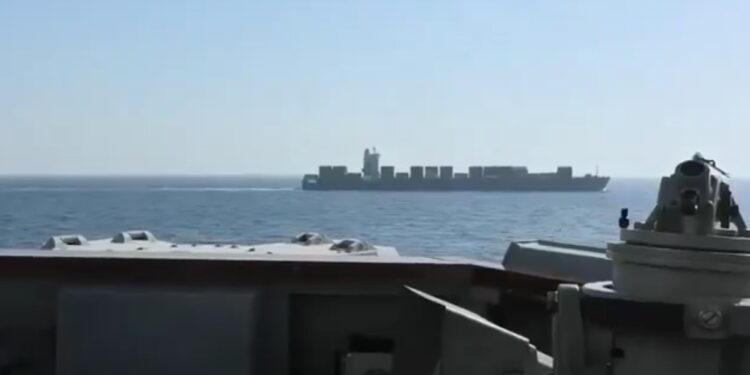 Fuerzas estadounidenses capturan buque iraní ‘Touska’ al intentar romper el bloqueo naval en el golfo de Omán