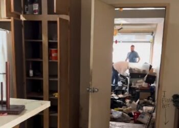 Agente de bienes raíces se hace viral tras mostrar los daños en una casa invadida
