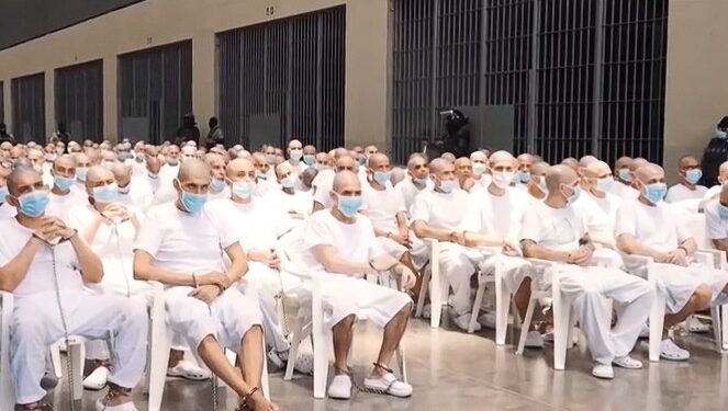 El Salvador inicia megajuicio contra 486 presuntos miembros de la MS-13 por homicidios de 2022