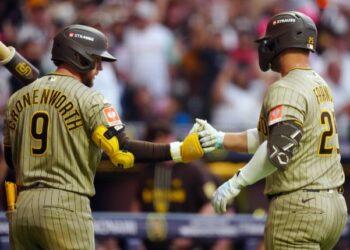 Padres remontan en CDMX y Miller impone récord de la franquicia