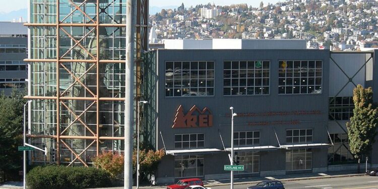 Trabajadores de REI en San Diego buscan sindicalizar la tienda de Kearny Mesa