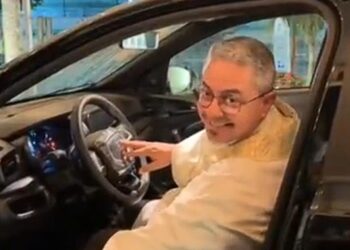 Sacerdote gana auto que rifó en su propia parroquia