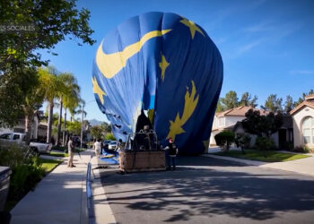 Globo aerostático aterriza de emergencia en el patio de una casa