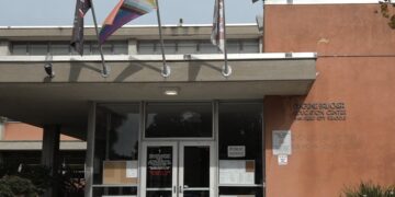 Exigen educadores locales financiamiento total estatal para escuelas y lanzan petición urgente