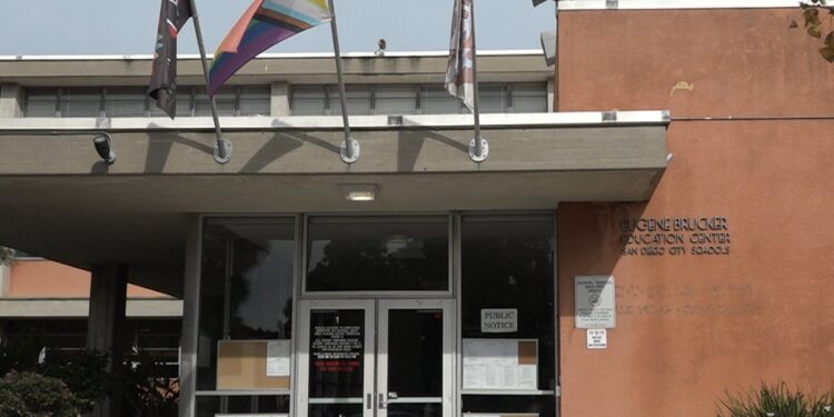 Exigen educadores locales financiamiento total estatal para escuelas y lanzan petición urgente