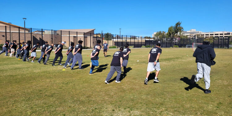 Oficiales del campus de transición del condado guían a jóvenes mediante el deporte