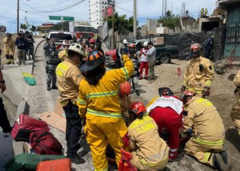 bomberos-de-tijuana-rescatan-a-trabajadores-atrapados-tras-derrumbe-en-la-20-de-noviembre