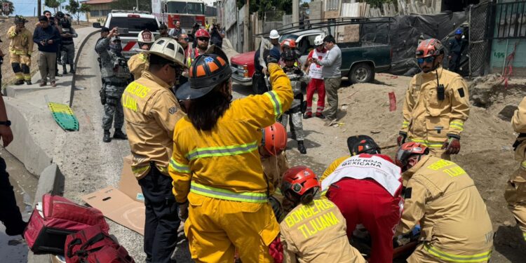 bomberos-de-tijuana-rescatan-a-trabajadores-atrapados-tras-derrumbe-en-la-20-de-noviembre