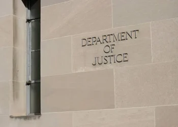 Departamento de Justicia analiza ampliar procesos de desnaturalización de ciudadanos en EE.UU.