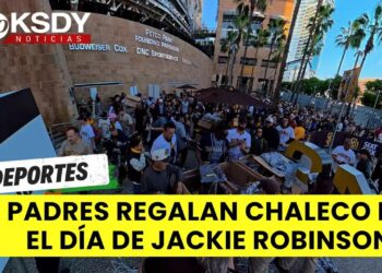 Padres celebran a Jackie Robinson con victoria y chalecos de regalo