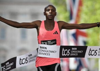 Keniano Sabastian Sawe rompe barrera de dos horas y hace historia en Londres