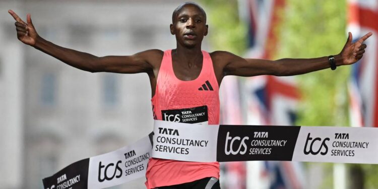 Keniano Sabastian Sawe rompe barrera de dos horas y hace historia en Londres