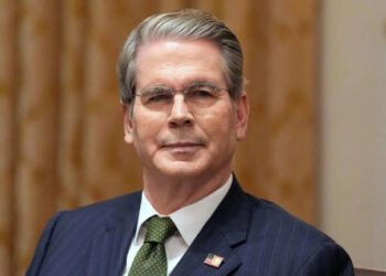 Avanza orden ejecutiva para que bancos verifiquen ciudadanía