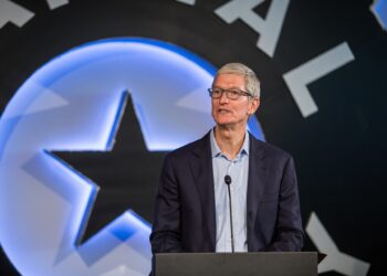 Tim Cook anuncia su salida como CEO de Apple tras más de una década al frente