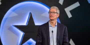 Tim Cook anuncia su salida como CEO de Apple tras más de una década al frente