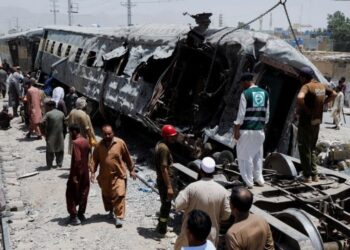 Atentado contra tren en Pakistán dejó decenas de víctimas
