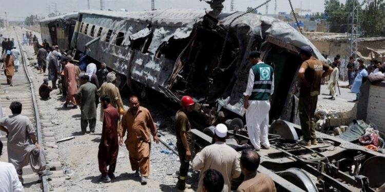 Atentado contra tren en Pakistán dejó decenas de víctimas