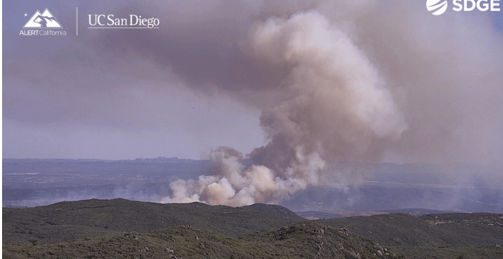 Cierre de carreteras y evacuaciones por rápido avance de incendio en la I-8 y la Ruta 94