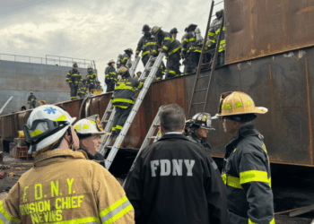 Explosión en astillero de Nueva York deja un muerto y decenas de heridos
